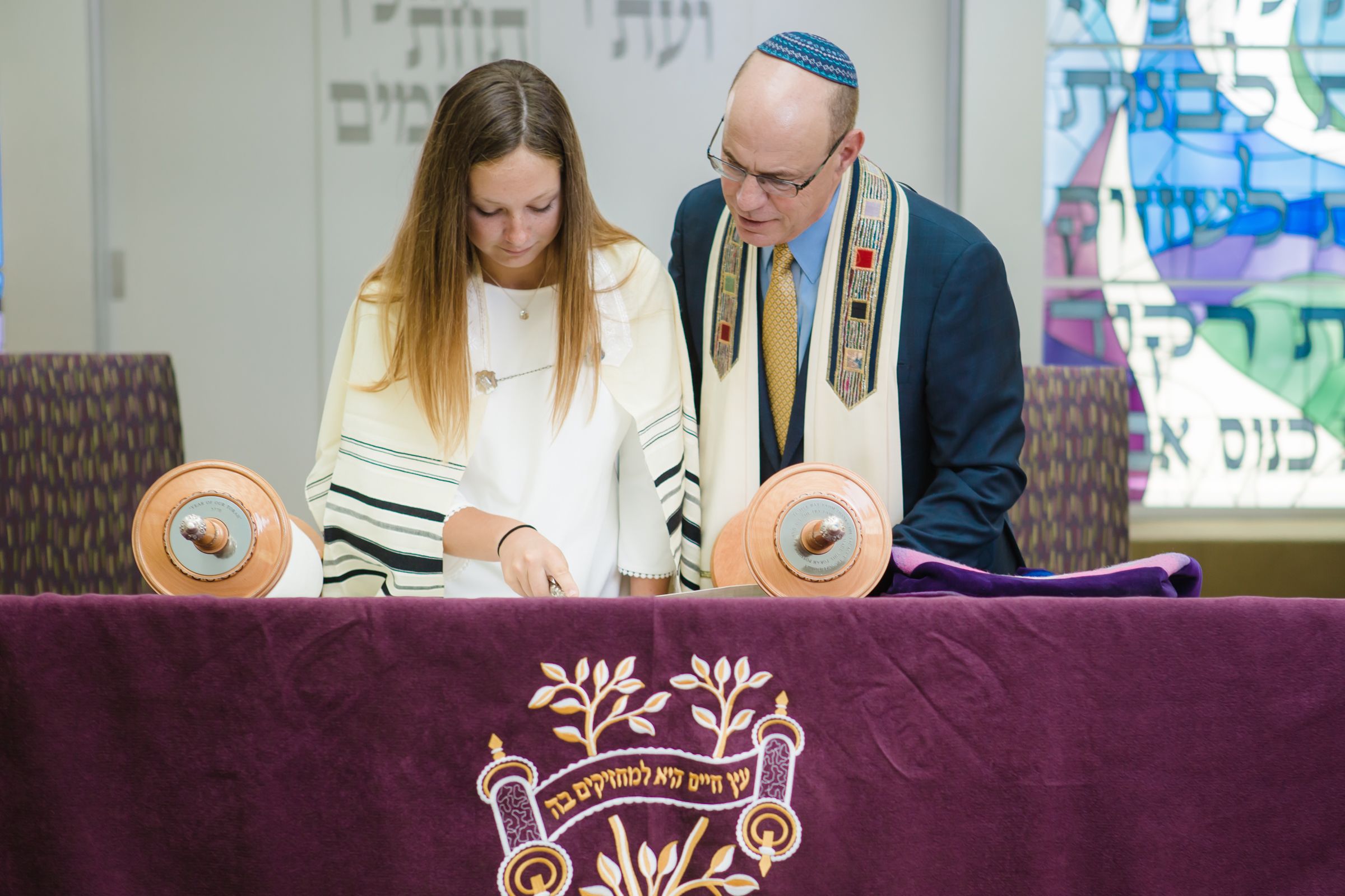 A sacred moment of faith and tradition! A Rabbi guides a Mitzvah girl as she reads from the Torah, marking a meaningful milestone in her Jewish journey. A beautiful celebration of heritage, learning, and spirituality. #MitzvahPhotography #BatMitzvah #TorahReading #JewishTradition #FaithAndHeritage #TimelessMoments