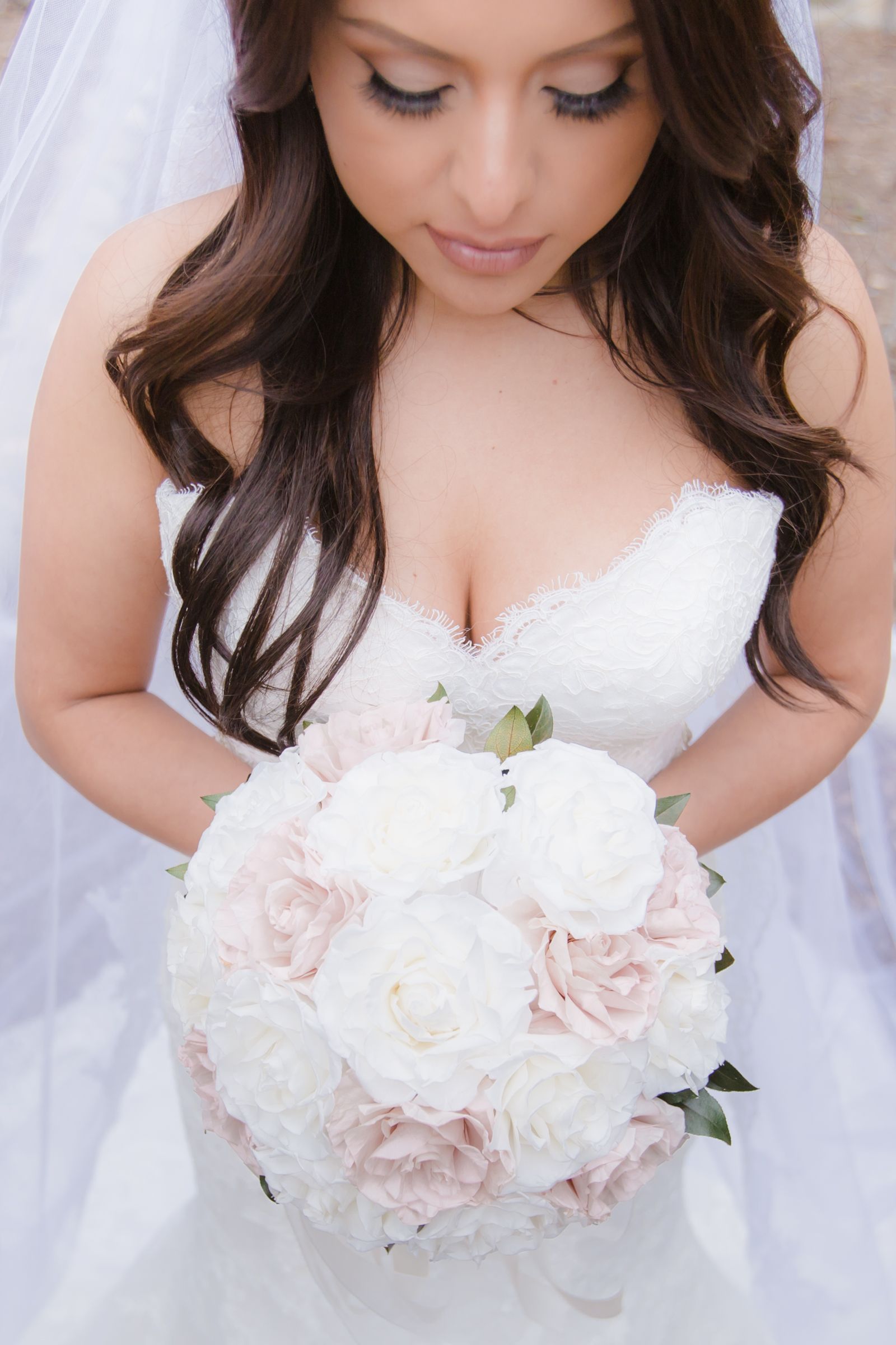 Beauty in every detail! This stunning bride is captured from above, highlighting her mesmerizing eyes and exquisite bouquet. A timeless portrait radiating elegance, romance, and bridal perfection. 💐✨ #BridalBeauty #WeddingPhotography #BridePortrait #ElegantBride #TimelessRomance #WeddingInspiration